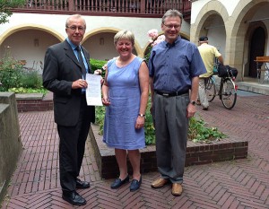 Schwester Inge Braun (mittig), Pfarrer Friedrich Käpplinger (links) und Pfarrer Dr. Kuhn (rechts)